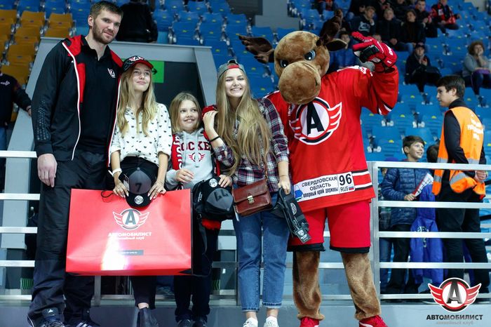 Болельщицы «Автомобилиста» и лось Автик выиграли в конкурсе КХЛ 