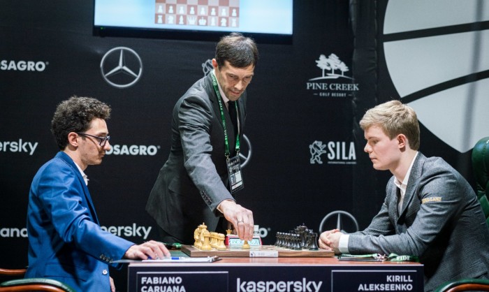 Павел Дацюк сделал символический первый ход в шахматной партии на Турнире претендентов
