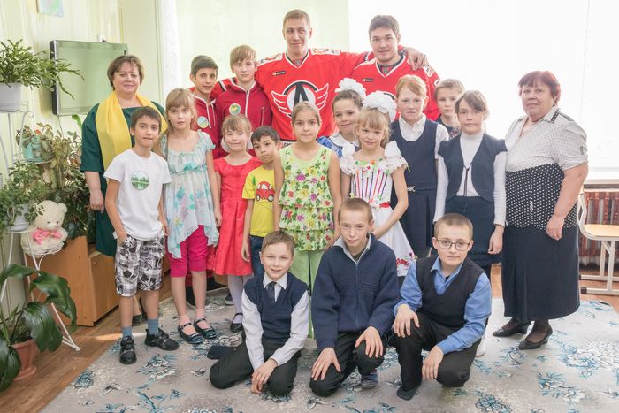 Игроки «Автомобилиста» посетили Кочневский детский дом