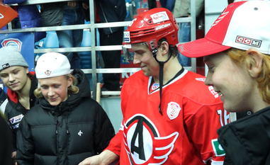 Тобиас Виклунд вновь встретился с игроками шведской юношеской команды по хоккею с мячом