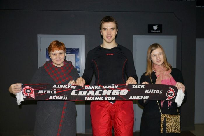 Болельщики «Автомобилиста» подарили игрокам клуба шарфы с благодарностью