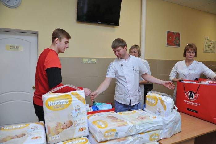 «Автомобилист» передал в детскую больницу подгузники, собранные на благотворительной акции