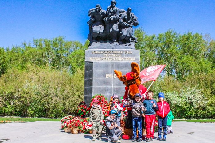 Воспитанники ДЮСШ "Автомобилист" провели субботник у памятника воинам-спортсменам Урала