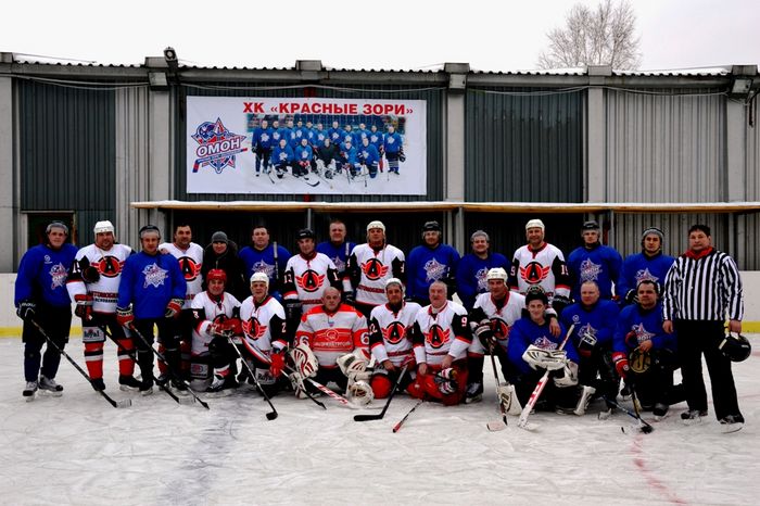 Ветераны «Автомобилиста» сыграли в хоккей с бойцами ОМОН