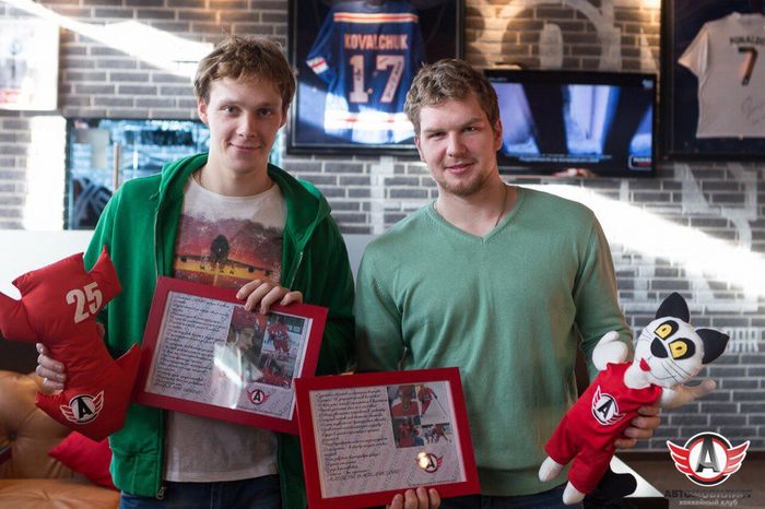 Болельщики "Автомобилиста" отметили хоккеистов, отличившихся в сентябре и поздравили Андрея Разина