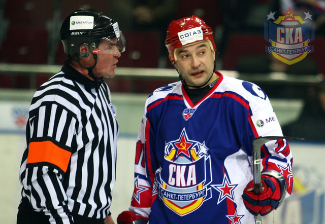 Смотрим хоккей с Александром Антроповым