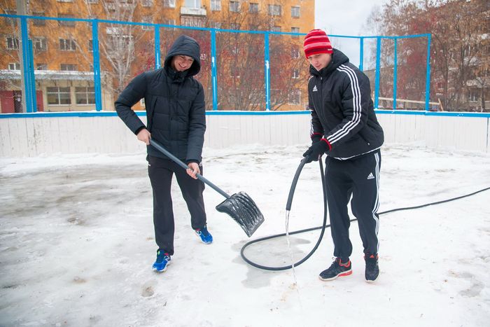 Евгений Митякин и Роман Ивашов помогли залить ледовый корт во дворе