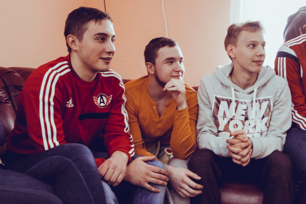 04.12.2014 Хоккеисты "Автомобилиста" и "Авто" посетили детский дом.