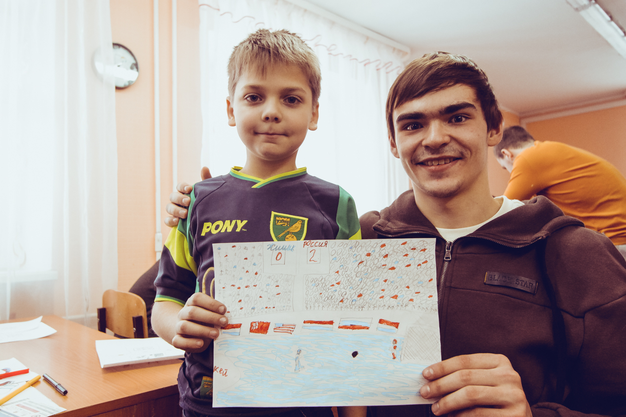 04.12.2014 Хоккеисты "Автомобилиста" и "Авто" посетили детский дом.