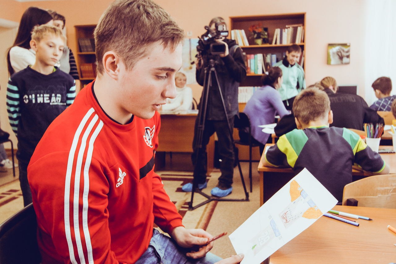 04.12.2014 Хоккеисты "Автомобилиста" и "Авто" посетили детский дом.