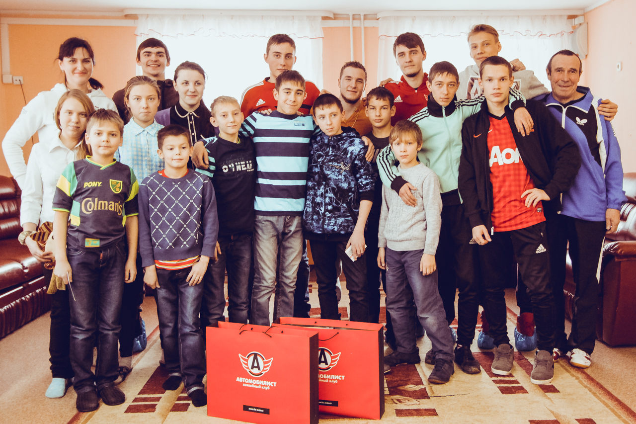 04.12.2014 Хоккеисты "Автомобилиста" и "Авто" посетили детский дом.