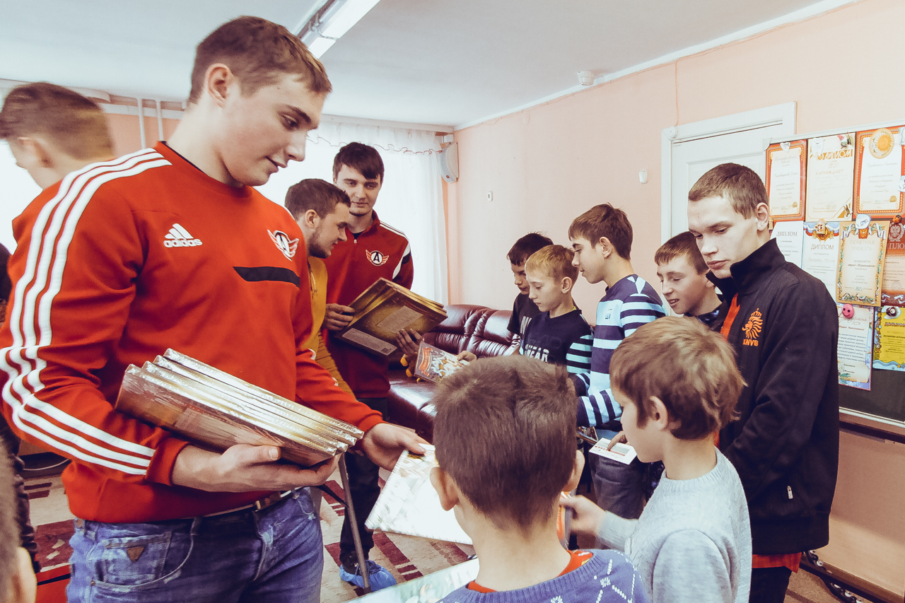 04.12.2014 Хоккеисты "Автомобилиста" и "Авто" посетили детский дом.