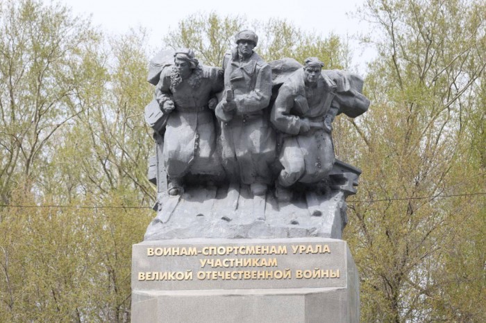 Игроки и сотрудники хоккейного клуба «Автомобилист» возложили цветы к памятнику воинам-спортсменам Урала
