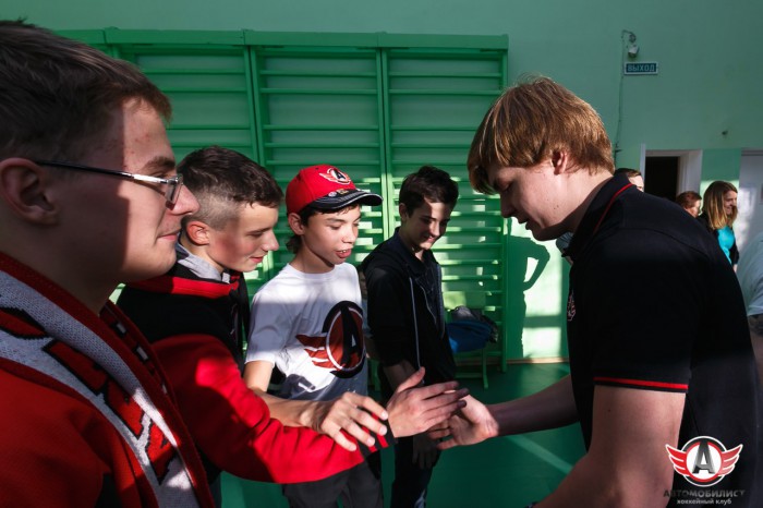 Игроки “Автомобилиста” и “Урала” посетили школу-интернат “Эверест”