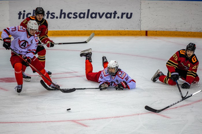 Хоккеисты «Авто» уступили «Омским Ястребам» на турнире в Уфе