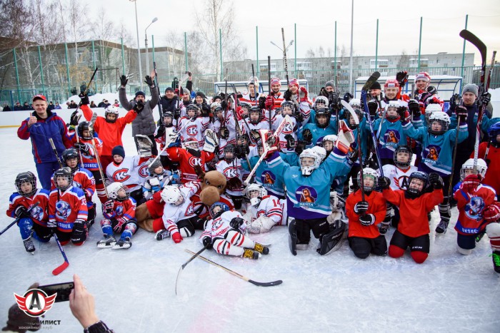 Игроки “Автомобилиста” сыграли в хоккей с детьми на дворовом корте