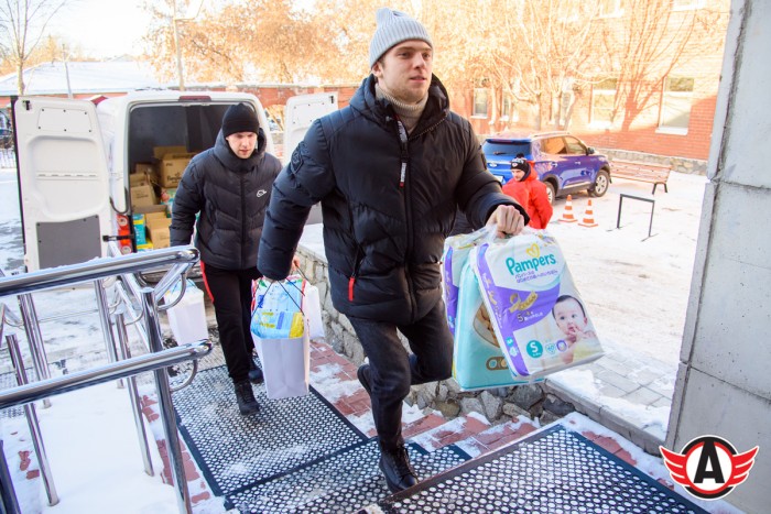 Болельщики «Автомобилиста» собрали полугодовой запас подгузников для детей, оказавшихся в сложной жизненной ситуации
