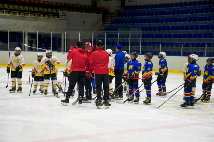 Главный тренер и игроки “Авто” провели мастер-класс для юных хоккеистов “Золотого сечения”