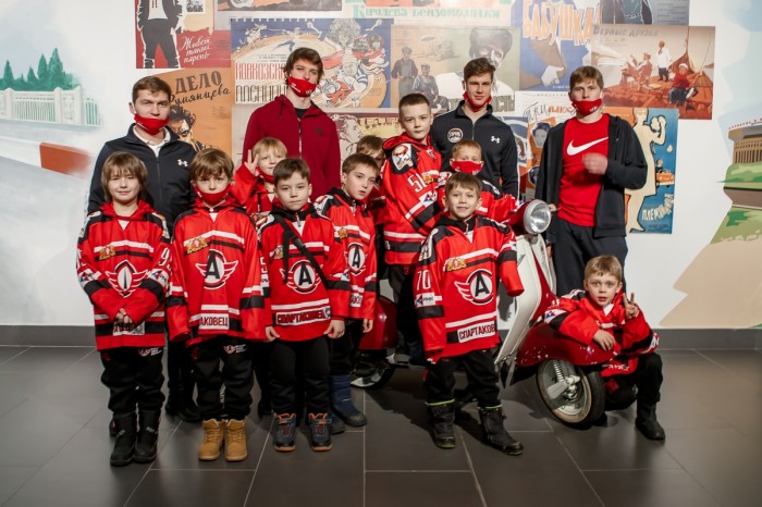 Хоккеисты нашего клуба в компании с воспитанниками «Спартаковца» побывали в Музее автомобильной техники УГМК в Верхней Пышме
