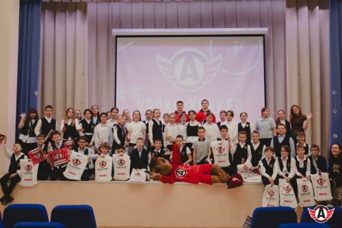27.01.2026. Урок хоккея с МХЛ. Егор Желтов и Иван Губин в школе №33 Верхней Пышмы